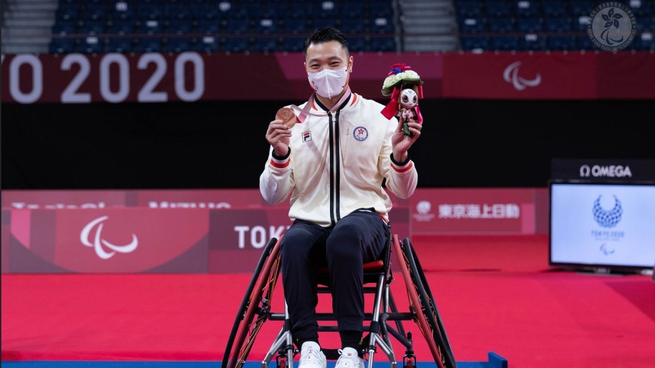 Tetap Semangat Meskipun Kecelakaan Fatal Tahun 2008 Mengubah Seluruh Hidupnya. Atlet Badminton Hong Kong Daniel Chan Ho-yuen Meraih Medali Perunggu Paralimpiade Tokyo 2020