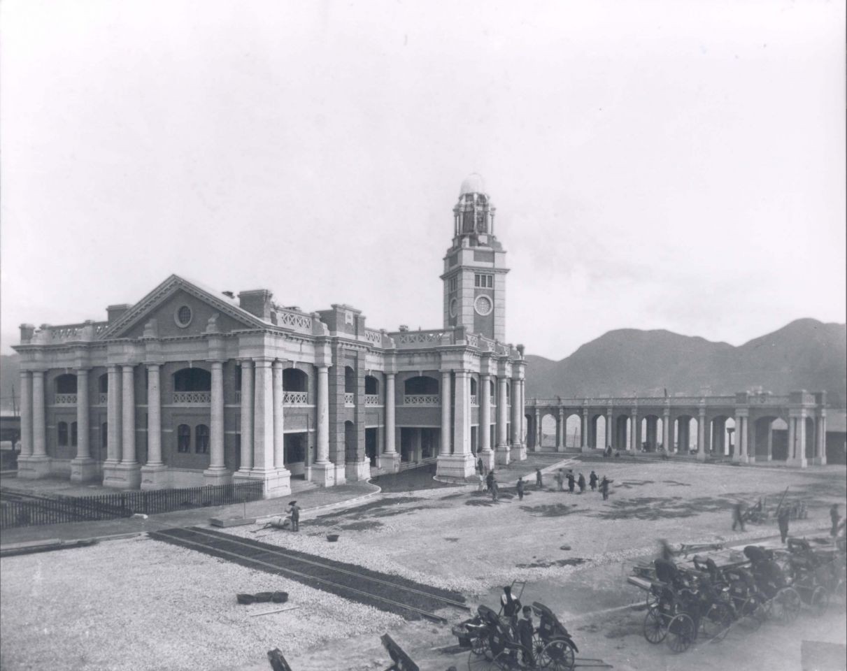 Penyelesaian tahap-tahap terakhir pembangunan Kowloon station dan Clock Tower pada bulan Maret 1914 [Photo: Public domain]