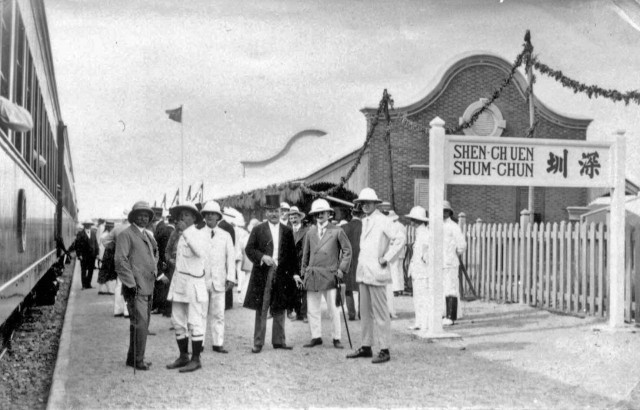 Upacara pembukaan pelayanan kereta untuk bagian Tiongkok Darat pada bulan Oktober 1911. Photo: Public domain