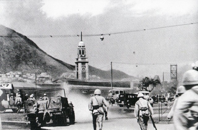 Serangan tentara Jepang di Kowloon station pada tahun 1941 [Photo: Public domain]
