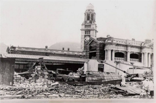 Kerusakan Kowloon station dan Clock Tower setelah penyerangan dari tentara Jepang pada tahun 1941. [Photo: Public domain]