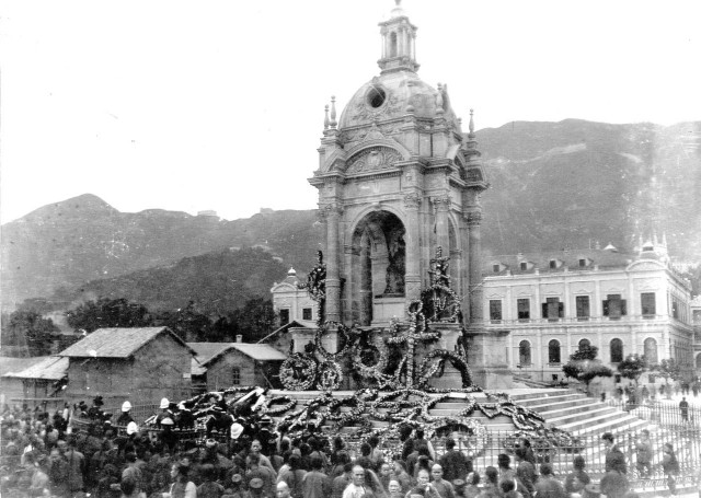 Upacara duka pada tahun 1901 atas meninggalnya Ratu Victoria didepan patung Ratu Victoria di Statue Square. [Photo: Public domain]