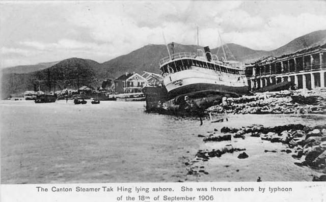 Kerusakan kapal The Canton Steamer Tak Hing diakibatkan oleh angin topan tahun 1906. [Photo: Public domain]