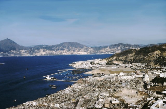 Causeway Bay Typhoon Shelter baru dan area untuk membangun Victoria Park setelah reklamasi pada tahun 1955.