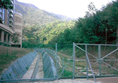 Waduk Siu Sai Wu sejak bulan Juli 1961 menjadi area terlarang sampai saat ini. [Foto: Wikipedia]