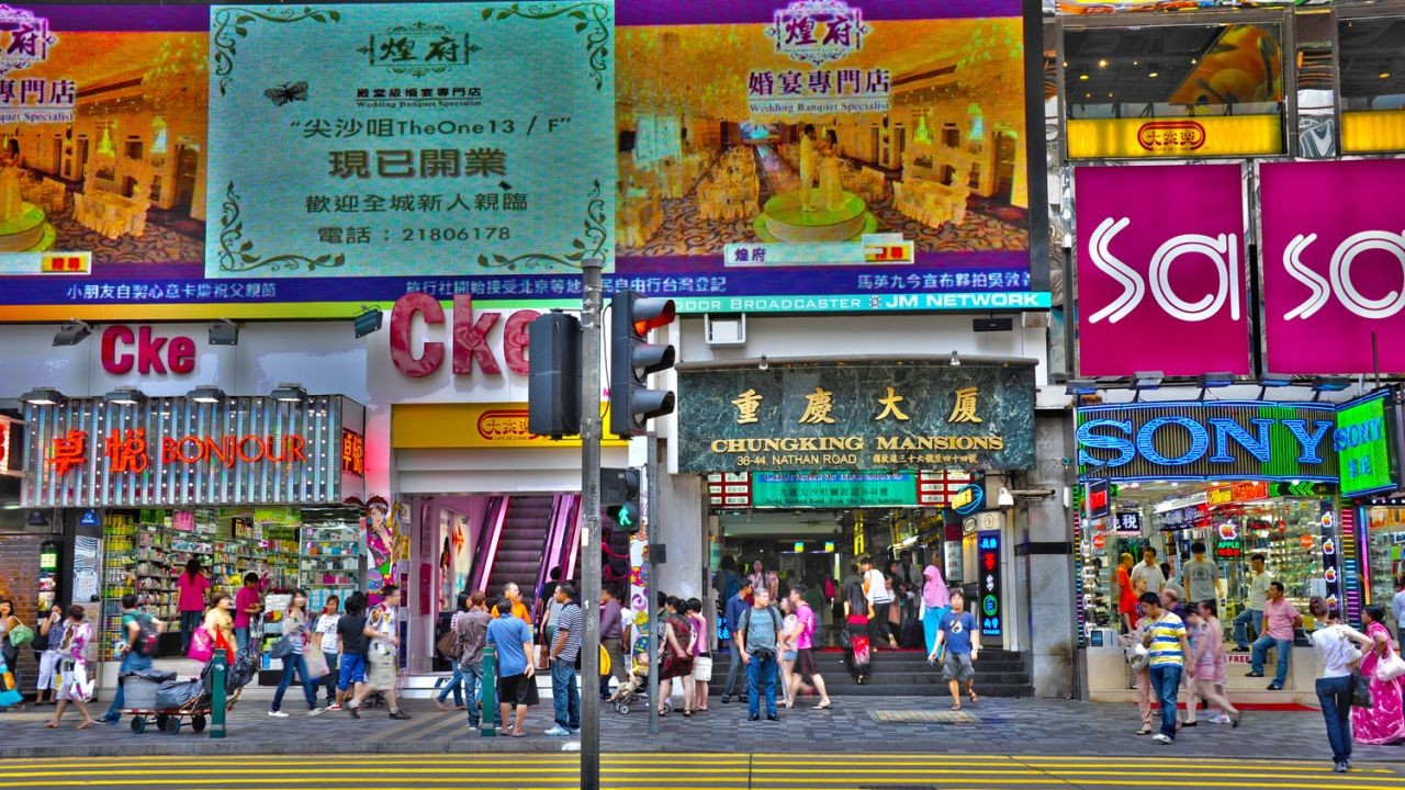 Kepolisian Hong Kong Melakukan Razia Dengan Kode Operasi “Sahara” Di Beberapa Gedung Daerah Tsim Sha Tsui Pada Tanggal 2 Desember 2020