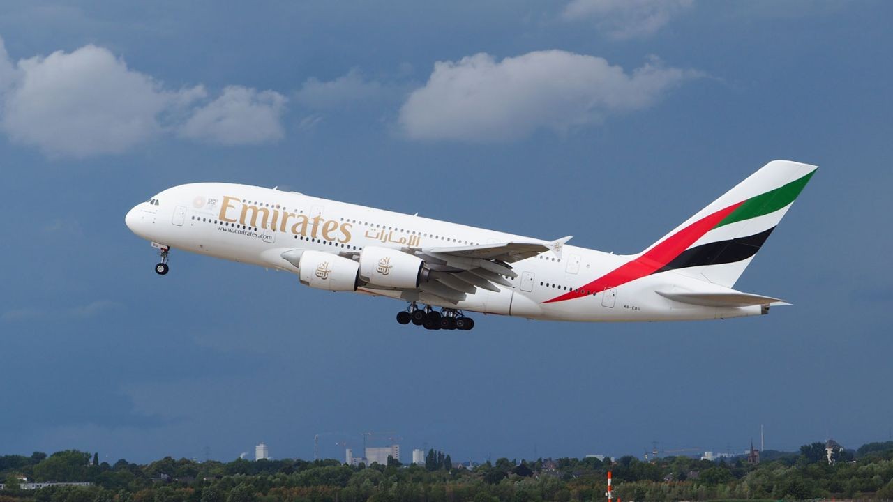 Maskapai Penerbangan Emirates Dari Dubai   / Bangkok Dilarang Mendarat Di Hong Kong Selama 7 Hari Mulai Tanggal 3 April 2022